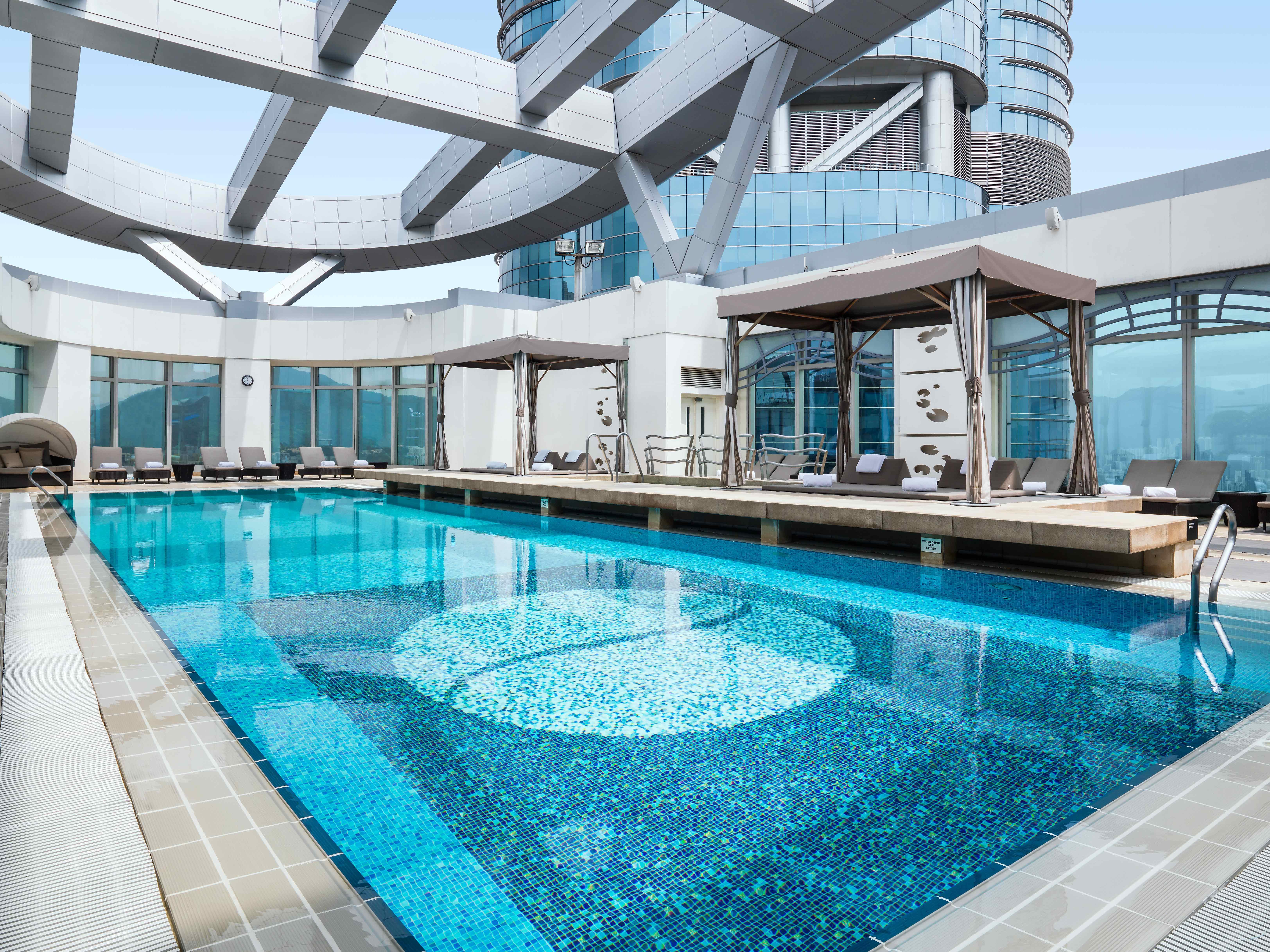 فندق كورديس هونج كونج هونغ كونغ المظهر الخارجي الصورة The swimming pool at the 88th floor