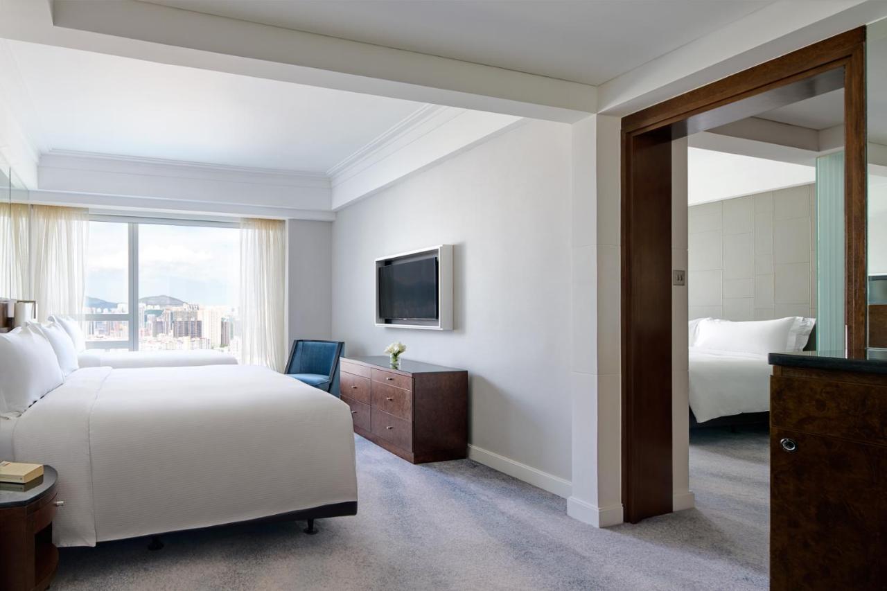 فندق كورديس هونج كونج هونغ كونغ المظهر الخارجي الصورة A bedroom at the Four Seasons Hotel
